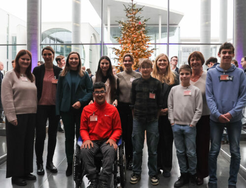 Böblinger Lebenshilfe schmückt Weihnachtsbaum im Deutschen Bundestag